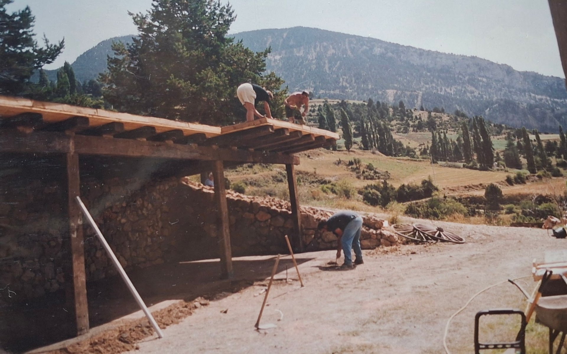 La família reconstruint Cal Mateu amb vistes a la vall d'Odèn