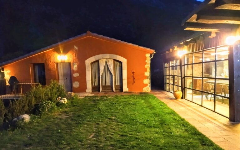 Casa rural al Solsonès Cal Mateu d'Odèn de nit. Turisme rural.