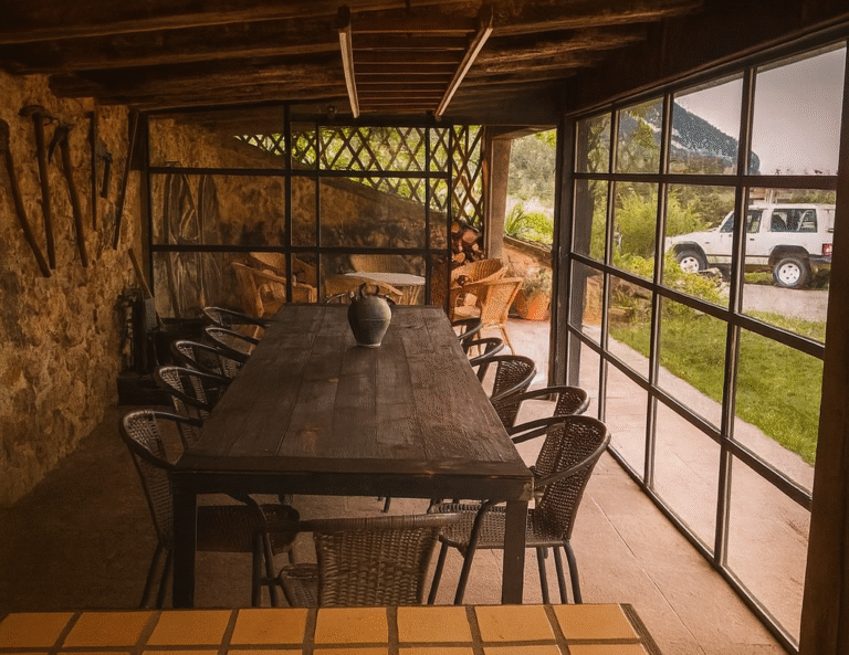 Interior del porxo de la casa de turisme rural Cal Mateu d'Odèn, al Solsonès.